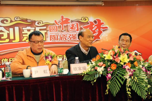 图3、企业副总欧家瑞（左二）在新闻宣布会上精彩讲话，赢得满堂喝彩
