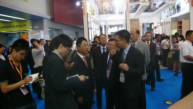图2、国家商务部副部长蒋耀平，中国五矿化工收支口商会会长陈峰等向导一行视察中国建陶行业着名企业918博天堂陶瓷展位，并听取了企业出口总司理伍剑锋的汇报