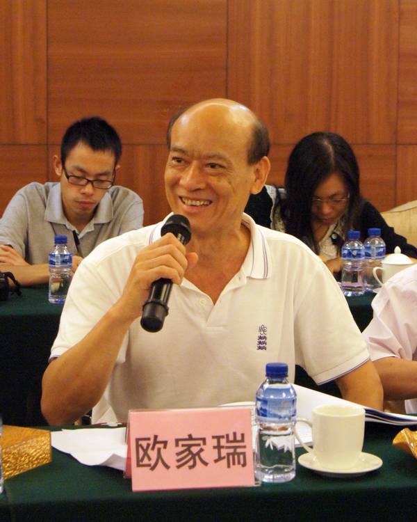 图3、企业副总欧家瑞脸露微笑，衷心谢谢专家组及向导媒体对918博天堂薄砖手艺的高度评价
